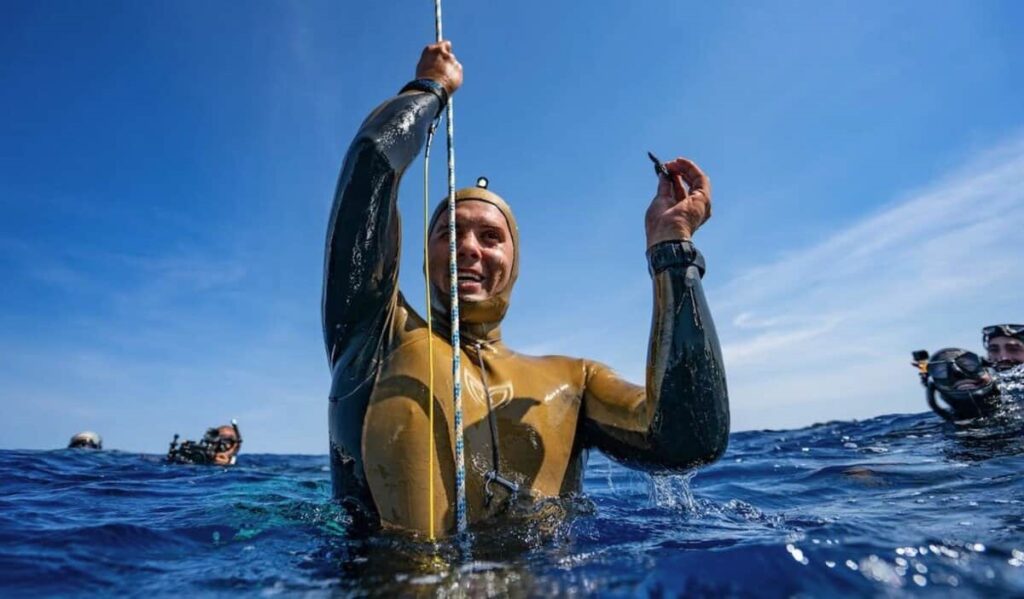 Rekord i ri botëror, zhytet 126 metra duke mbajtur frymën