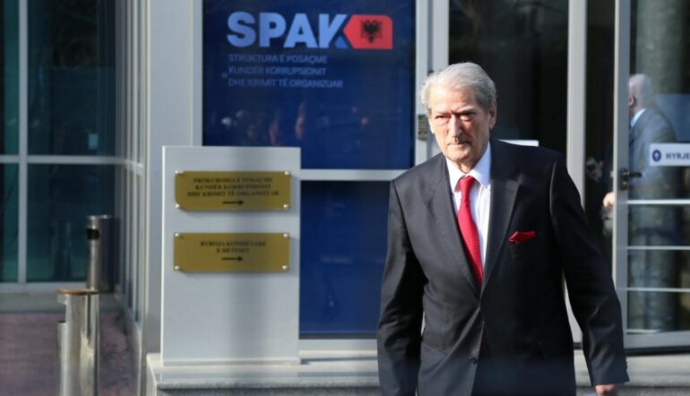 Në zbatim të masës së sigurisë, Sali Berisha paraqitet në SPAK