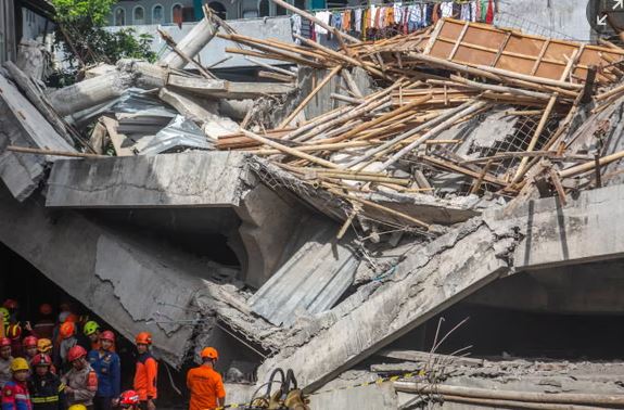 Shembet një shkollë në Indonezi, tre viktima dhe 65 persona të bllokuar nën rrënoja