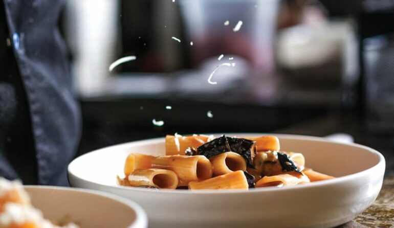 EUROSTAT: Shqipëria, ndër vendet më të lira në Europë për të ngrënë jashtë