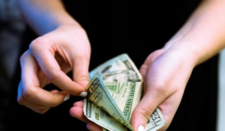 Më mirë në shtet, apo në privat, si po ndryshon hendeku i pagave