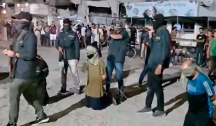 “Tradhëtarë!”/ Hamasi ekzekuton publikisht tre palestinezë, i akuzon si bashkëpunëtorë të Izraelit (VIDEO)
