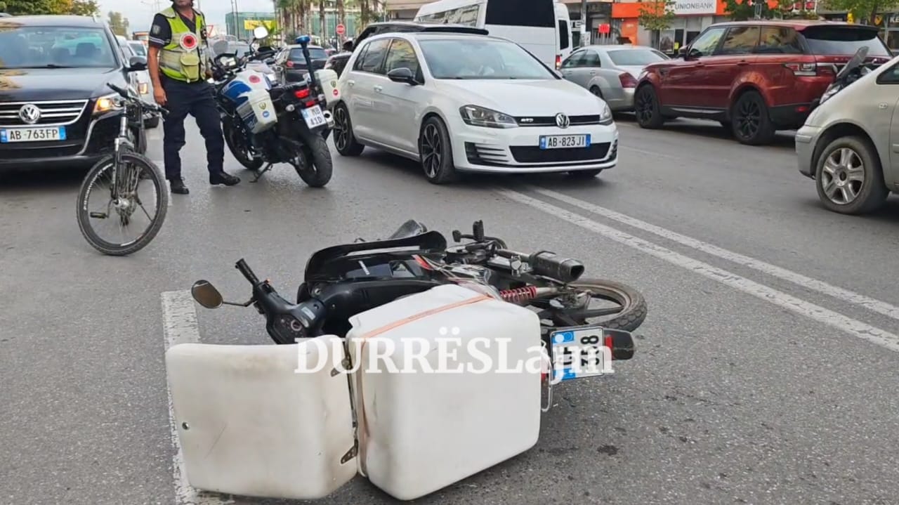 Aksident në Durrës, plagoset motoristi (VIDEO)