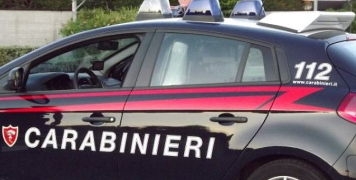 Drejtonte trafik droge edhe pse në arrest shtëpie, arrestohet shqiptari në Itali, sekuestrohet mbi 1 kg lëndë narkotike dhe 5000 euro cash 