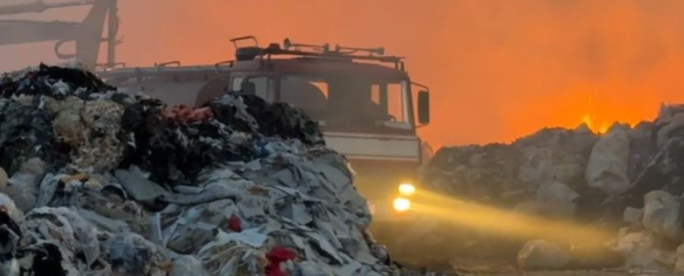 Përfshihen nga zjarri mbetjet tekstile në zonën e Bërdicës, tymi toksik mbulon zonën