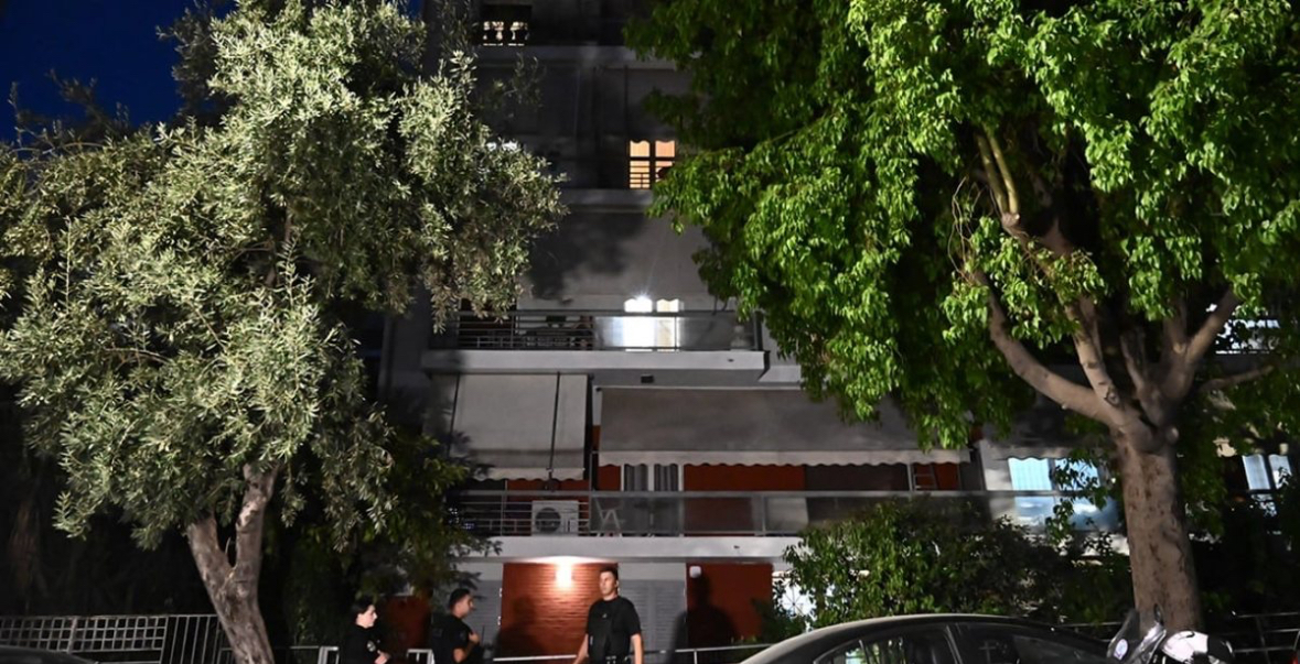 E rëndë në Athinë, çifti i bashkëshortëve gjendet i vrarë brenda apartamentit. Trupi i gruas kishte filluar të dekompozohej 