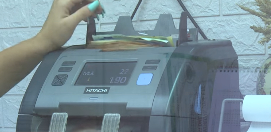 Sa do paguajnë shqiptarët në banka? Vendimi për të ulur komisionet e pagesave elektronike, kursime deri në 10 herë më shumë