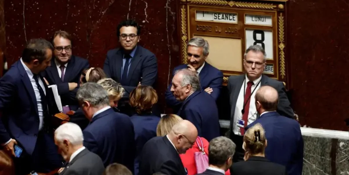 Rrëzohet qeveria franceze, kryeministri François Bayrou humbet votëbesimin 