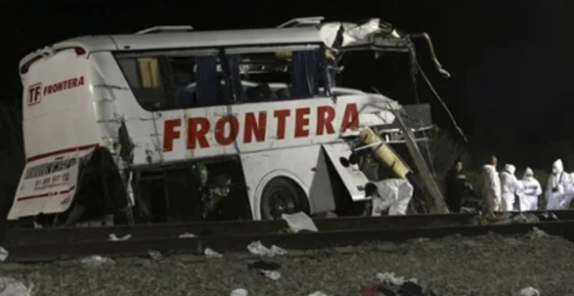 Tragjedi në Meksikë, treni përplaset me autobusin, 8 të vdekur dhe 45 të plagosur 