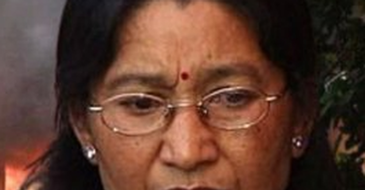 E rëndë në Nepal/ Protestuesit bllokojnë shtëpinë e ish-kryeministrit dhe i vendosin flakën, d*gjet e gj*llë gruaja e tij 