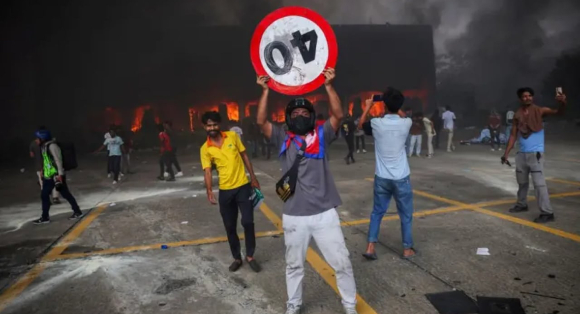 Kaos në Nepal, mbi 900 të burgosur arratisen mes protestave të dhunshme