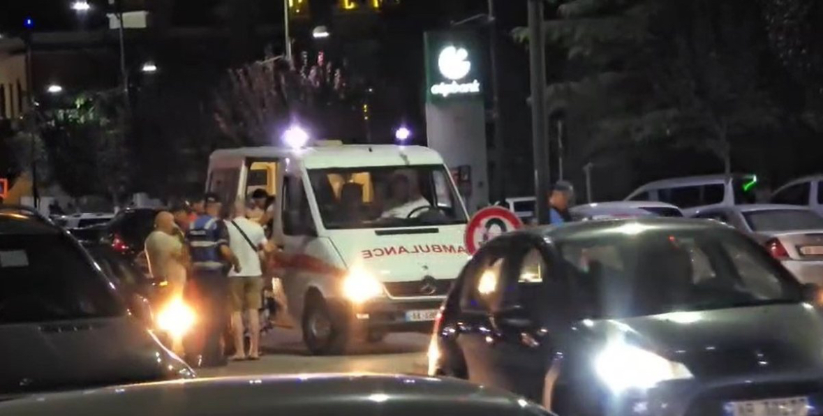 Makina përplas të moshuarit te vijat e bardha në Fier 