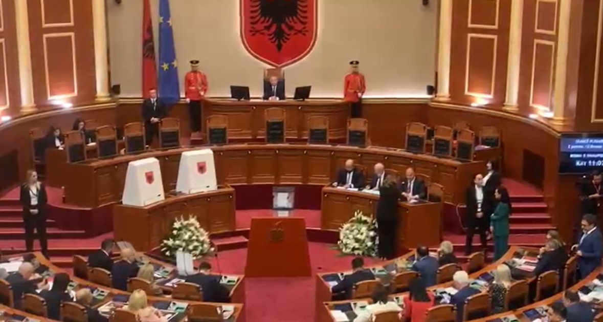 Zgjedhja e Kreut të Kuvendit/ Ana Dajko e “Shqipëria Bëhet” kundër rregullit të PD, merr pjesë në votim. Erald Kapri bojkoton