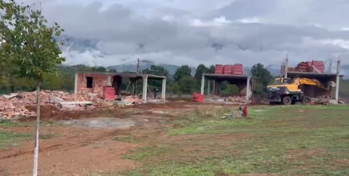 IKMT vijon aksionin në Valbonë, prishen bujtina të ndërtuara prej vitesh pa leje