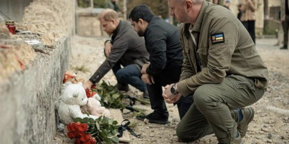 Princi Harry viziton zonat e sulmeve ruse 