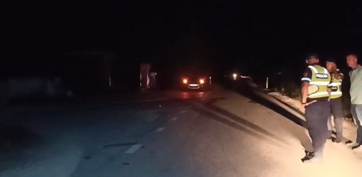 Lushnjë/ Dhelpra &#8216;i preu&#8217; rrugën&#8230; 45-vjeçarja rrëzohet me motor dhe përfundon në spital 