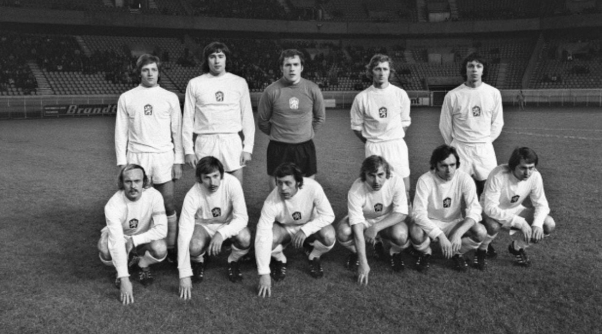 UEFA “ndan” në dysh Europianin e 1976 të fituar nga Çekosllovakia: trofeu shkon edhe për Sllovakinë