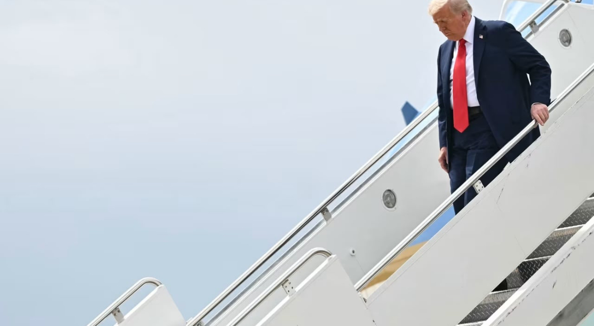 Ceremonia përkujtimore e Charlie Kirk, Trump mbërrin në Arizona i shoqëruar nga autokolona e tij