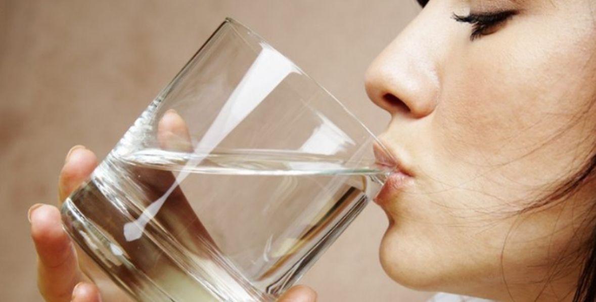 Uji i ftohtë apo ambienti? Ja cili është më i miri për tu pirë 