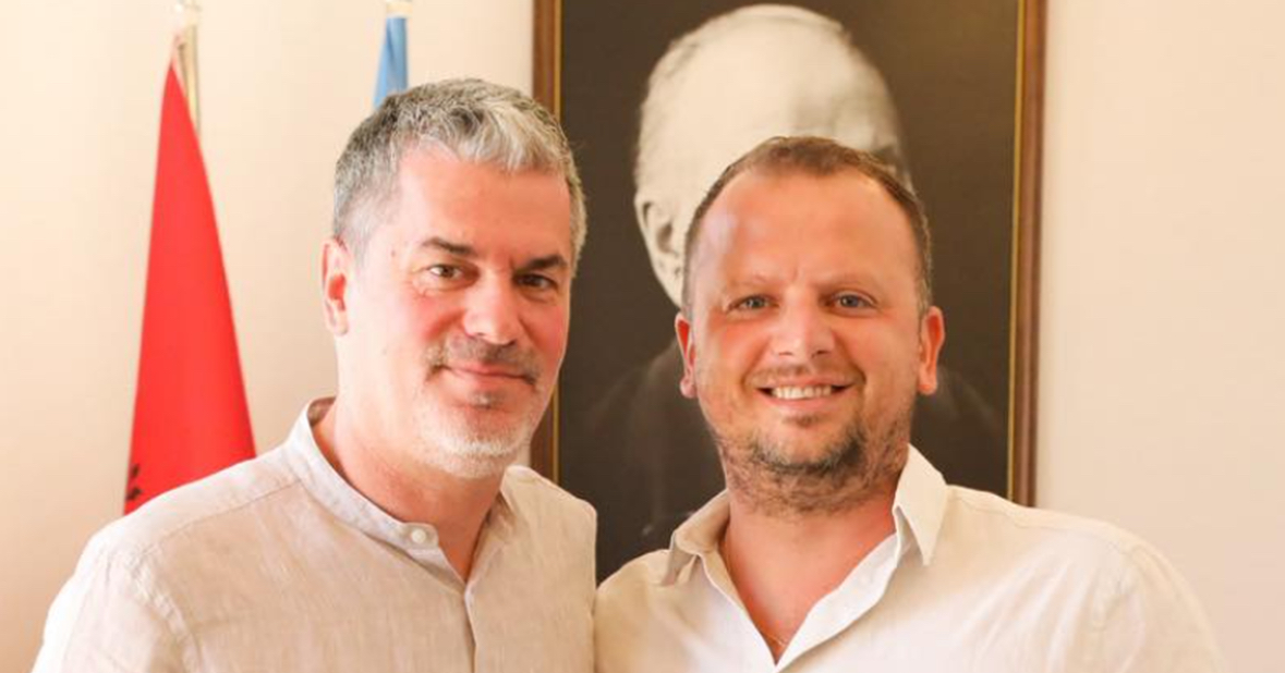 Dha dorëheqjen nga posti i kryebashkiakut të Vlorës, Ermal Dredha pozon me zëvendësuesin: Kam bindjen që Elis Hila do të bëjë më të mirën 