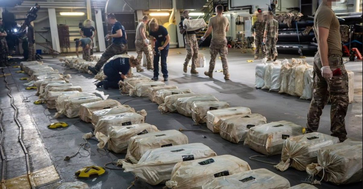 Franca godet trafikun e dro*ës/ Marina sekuestron 9.6 ton kokainë pranë Afrikës Perëndimore 