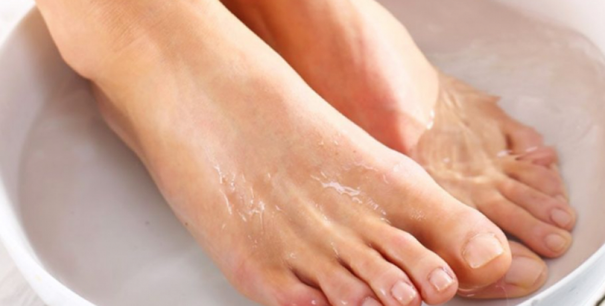 Uji i ngrohtë me sodë për çlodhjen e trupit para gjumit 