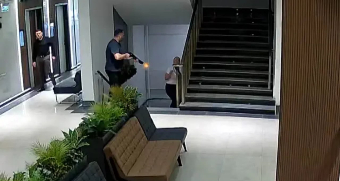 E rëndë në Turqi, burri vret ish-bashkëshorten me breshëri automatiku/ Autori i bëri pritë në spitalin ku punonte, publikohet momenti i krimit