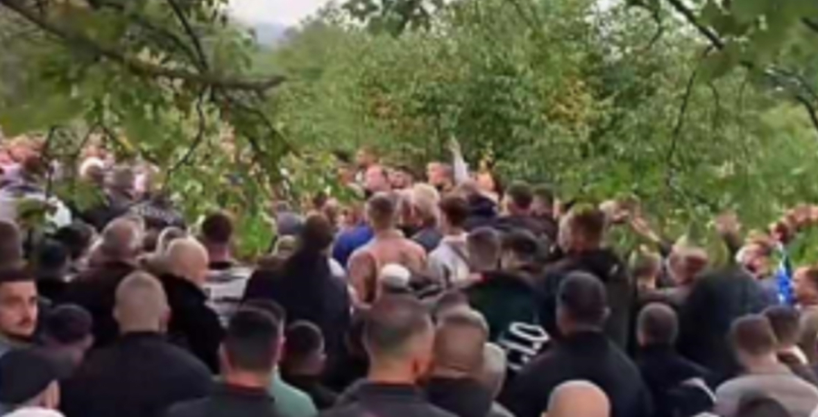 Qindra qytetarë dhe figura publike mblidhen për t’i dhënë lamtumirën e fundit vëllait të Gjestit 