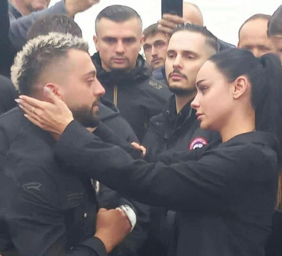 Egli Tako merr pjesë në varrimin e vëllait të Gjestit 