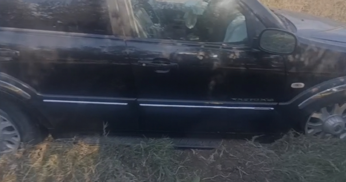 Lushnjë/ Makina ‘fluturon’ në ajër, përfundon brenda oborrit të një banese, plagoset çifti i bashkëshortëve 