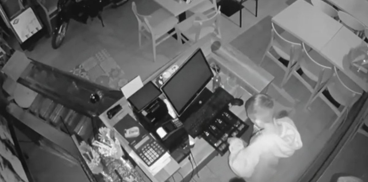 Tmerri i &#8220;Myslym Shyrit&#8221;, i mituri që grabit bizneset natën, arrestohet dhe lirohet për shkak të moshës 