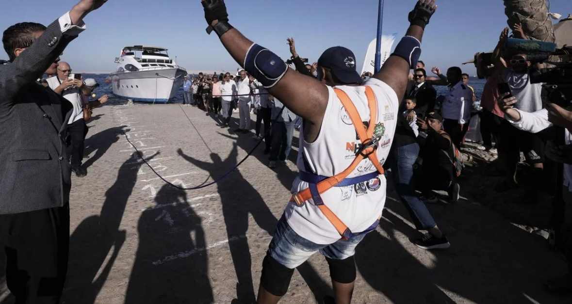 Mundësi egjiptian tërheq një anije me dhëmbë, kërkon të hyjë në Librin e Rekordeve Guinness
