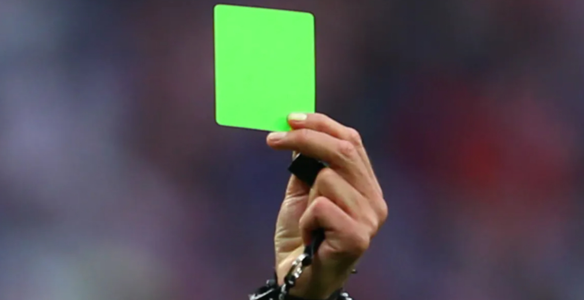 Futbolli “nxjerr” kartonin jeshil/ Për herë të parë në histori u përdor një risi e tillë