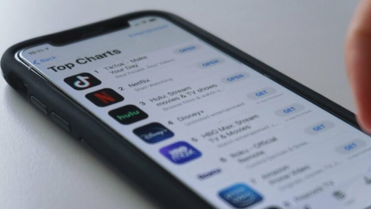 Franca propozon ndalimin e rrjeteve sociale për fëmijët nën 15-vjeçarë