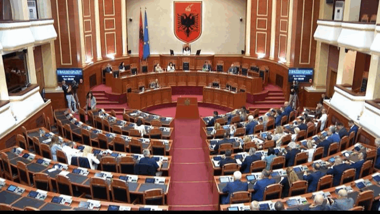 Sot seanca e parë e legjislaturës së XI të Kuvendit, betohen 140 deputetët