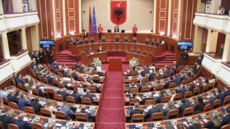 Hodhën Kushtetutën dhe bidonë drejt Ramës, përjashtohen dy deputetë të PD