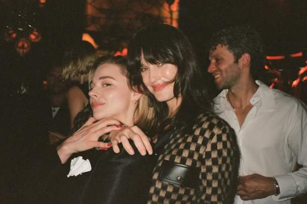 Chloë Moretz i jep fund beqarisë me modelen e njohur