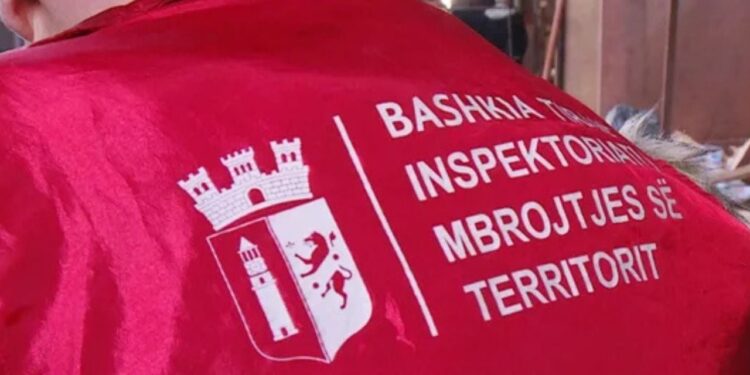 Mori 1000 euro për mos të hequr tendën e një lokali, arrest me burg inspektorit të IMT, Klajdi Zhilla