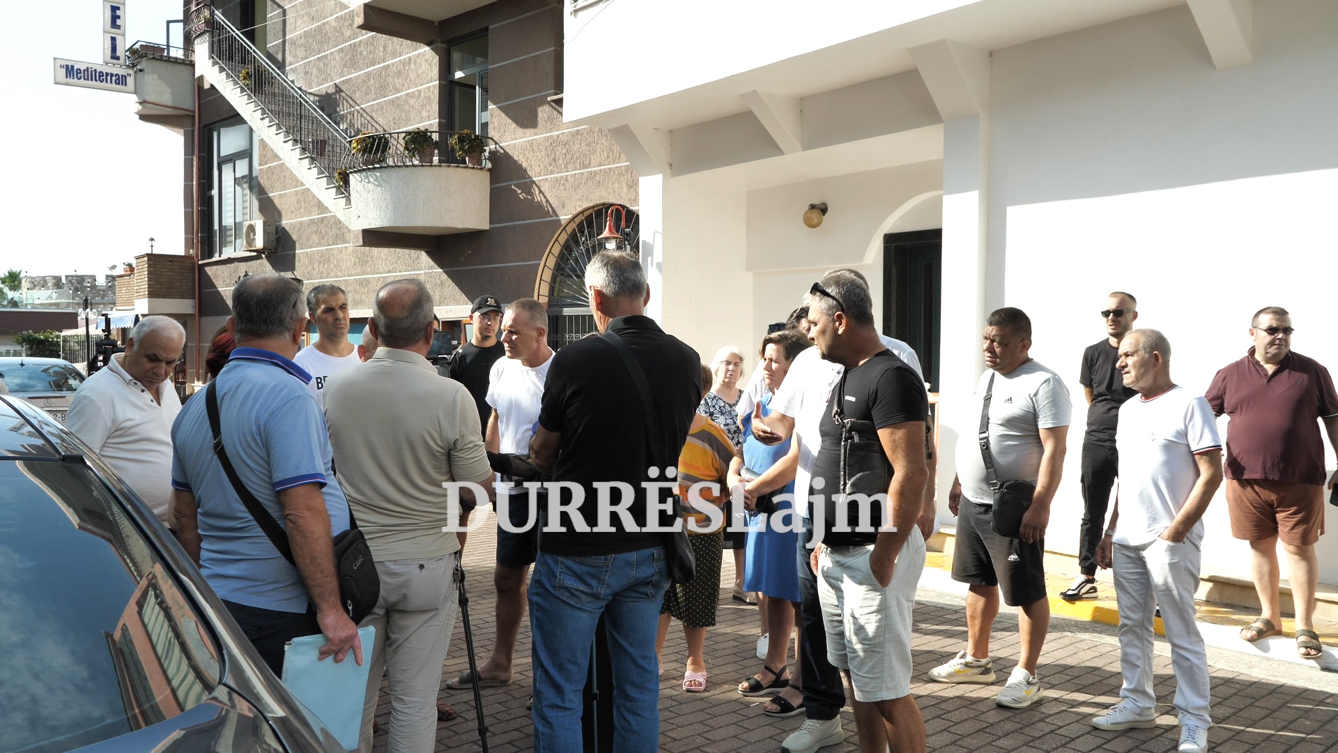 Durrës/ Banorët në protestë për mosprishjen e banesave: Po na marrin jetën! (VIDEO)