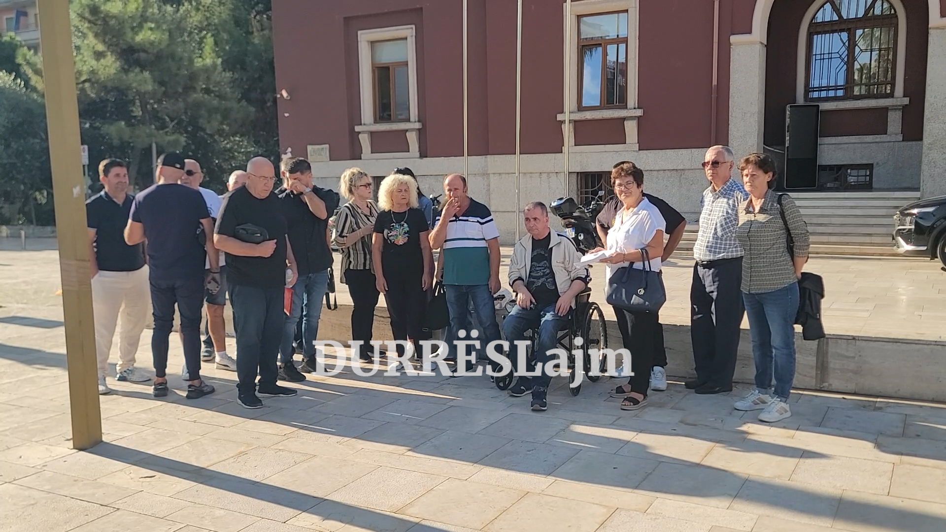 Përmbarimi u kërkon të dalin nga banesat, qytetarët protestojnë para bashkisë Durrës (VIDEO)