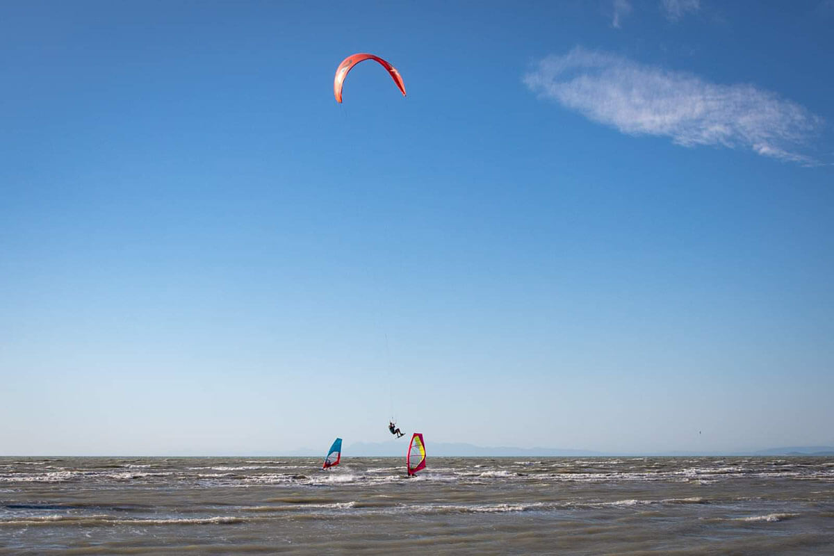 Spektakël mbi dallgë nga Kitesurf Albania, Sako: Durrësi, destinacion edhe për pasionantët e aktiviteteve të aventurës! (VIDEO)