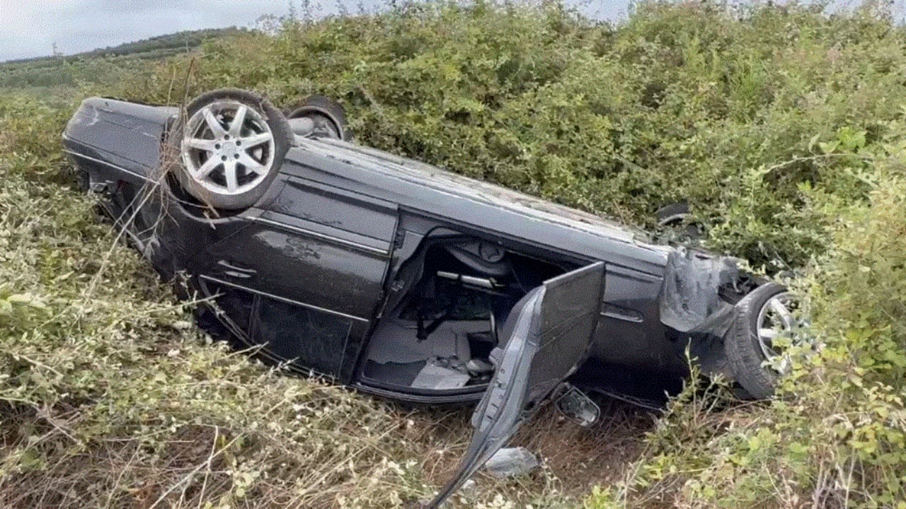 Benz-i humbet kontrollin dhe përfundon në kanal, tre të lënduar