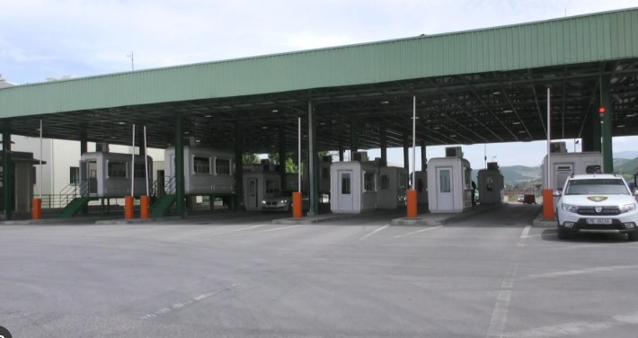 Tentuan të trafikonin të miturën nga Durrësi drejt Kosovës, në pranga dy të rinjtë. Familja e 14-vjeçares kishte denoncuar largimin e saj