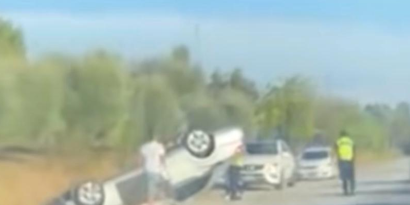 Përmbyset makina në mes të rrugës, lëndohen 3 të rinj