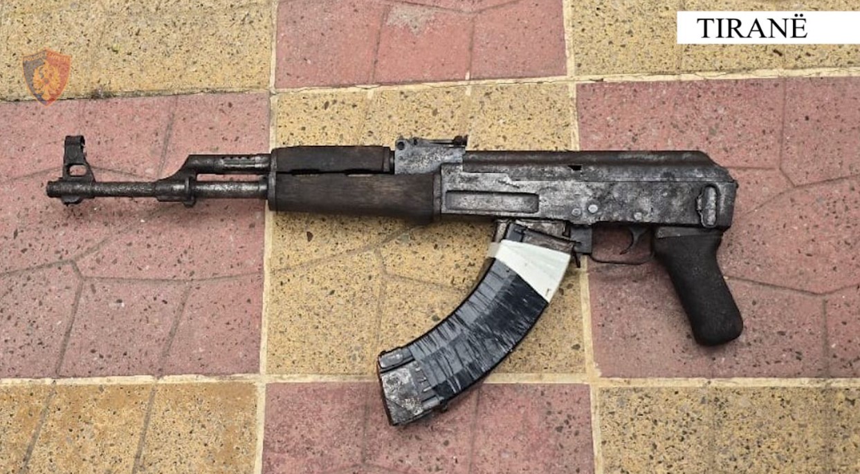 Arrestohen babë e bir, ushtronin dhunë fizike ndaj familjarëve të tyre, policia gjen në banesë municion luftarak dhe kallashnikov