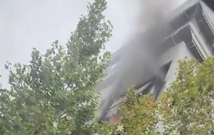 Përfshihet nga flakët e zjarrit pallati në Astir, forcat zjarrfikëse dhe policia në vendngjarje