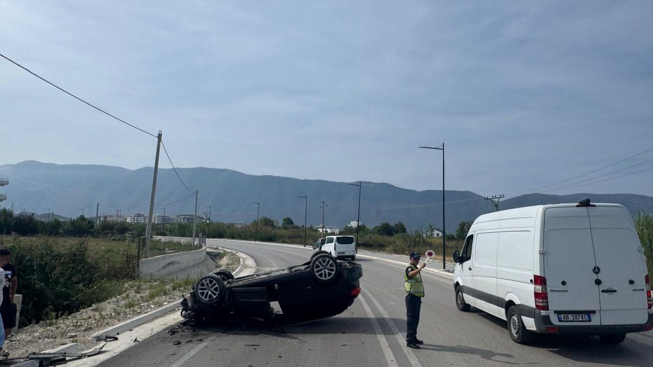 Makina përmbyset në mes të rrugës, lëndohet shoferi