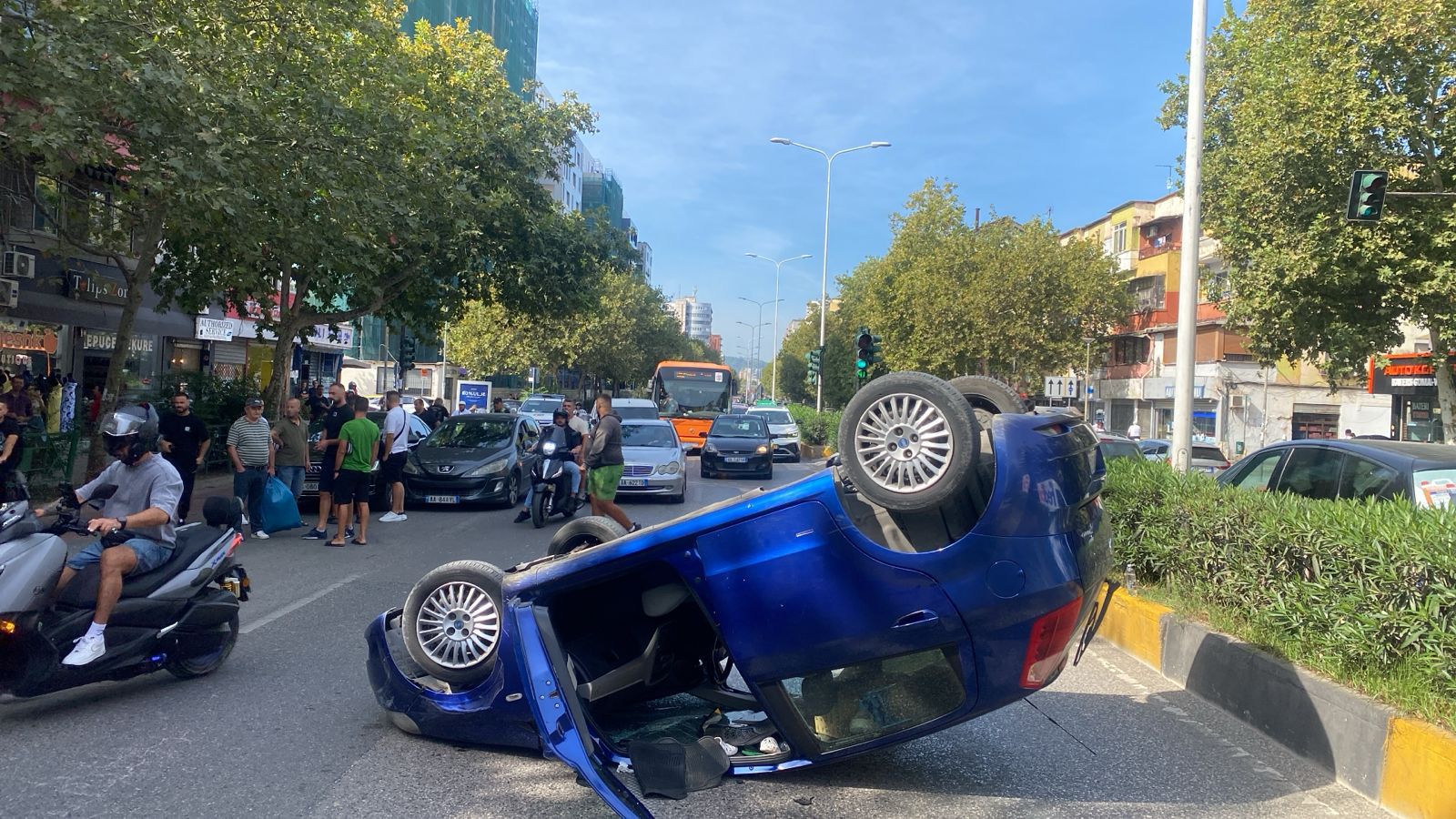 Makina përmbyset në mes të rrugës