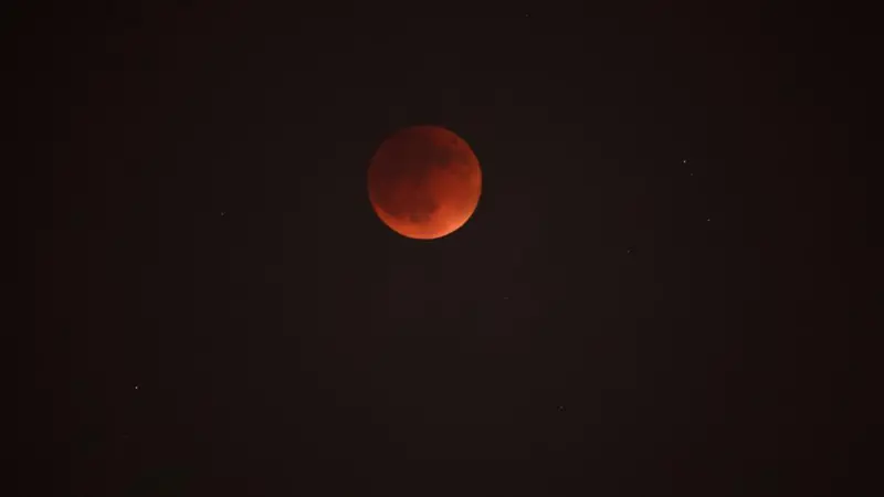 Hëna e Përgjakur shndrit në të gjithë botën (FOTO)