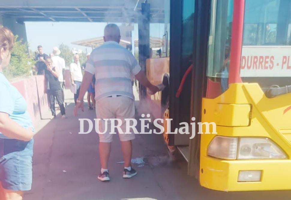 Durrës, autobusi përfshihet nga flakët. Shoferi zbret pasagjerët në tokë